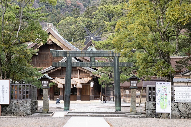 1666年に寄進された銅鳥居。