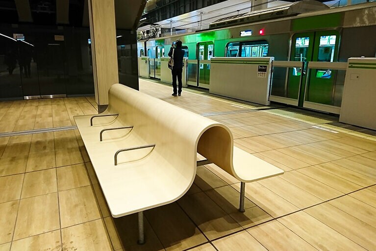 読書でもしたくなる、座り心地のいいホームのベンチ。