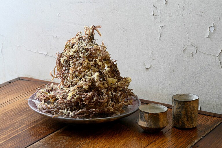 “三陸産海藻の天ぷら”980円。パリッとボリューム感のある揚げ方で、噛むと同時に磯の香りがぶわっと広がる。