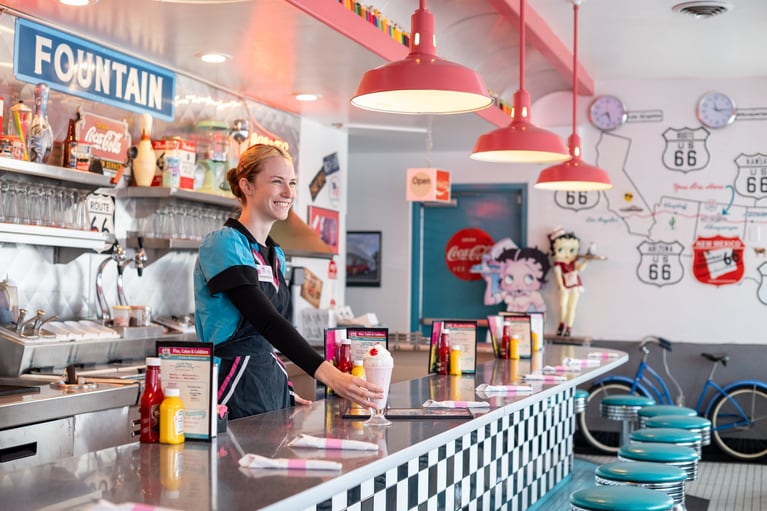 こちらのカウンター席も人気のフォトスポット。