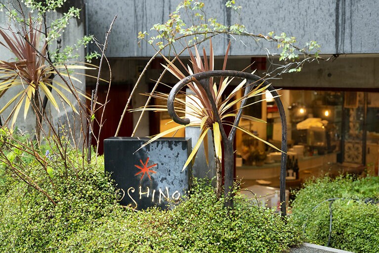 少し階段を降りた半地下の隠れ家的なお店です。