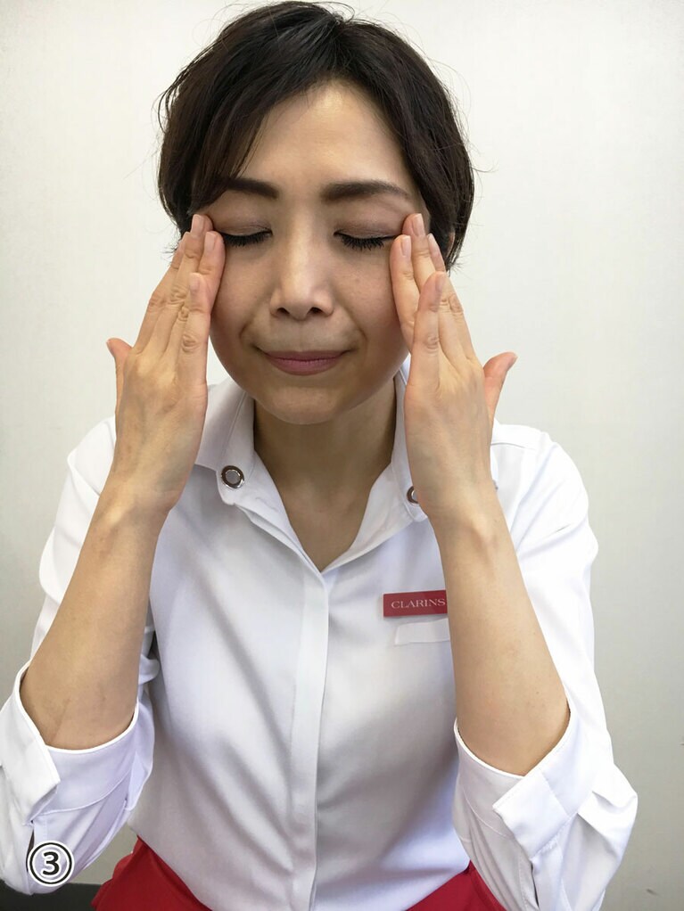 それぞれ3秒程度ずつ、軽く指を置いていきます。