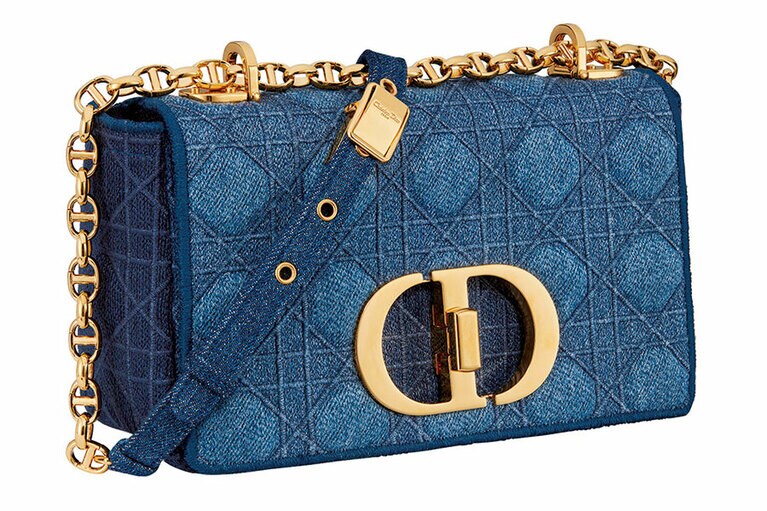 カジュアルなコーディネートに合わせたいローデニムモデル。BAG H12×W20×D7cm 370,000円／ディオール(クリスチャン ディオール)