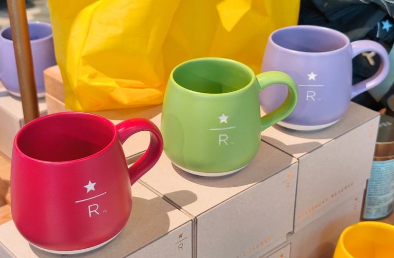 両手に収まりやすいフォルム。