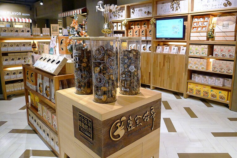 キノコチップス以外に、キノコ入りインスタント粥やインスタントスープなども販売。