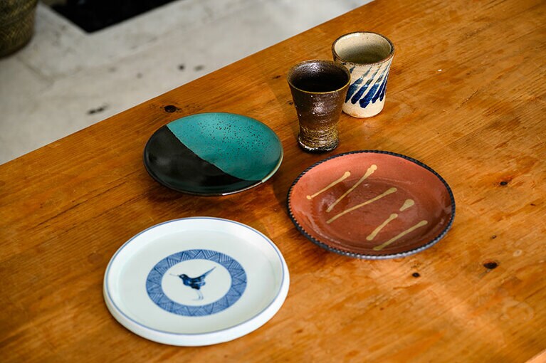 陶器のマグはコーヒーやお茶はもちろん、ビールを入れても。あなたの食卓に合いそうなお皿はどれ？