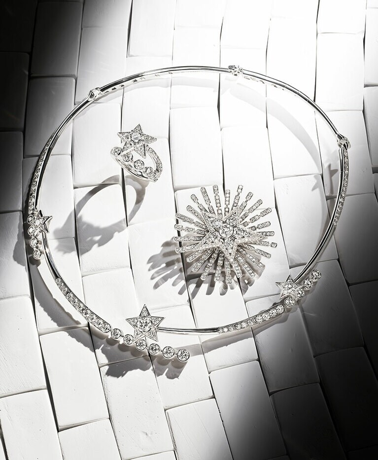 「コメット クチュール」ネックレス（WG×DIA）28,380,000円、リング（WG×DIA）15,290,000円「コメット オバジーヌ」ブローチ（WG×DIA）24,200,000円（すべて参考価格）／すべてシャネル