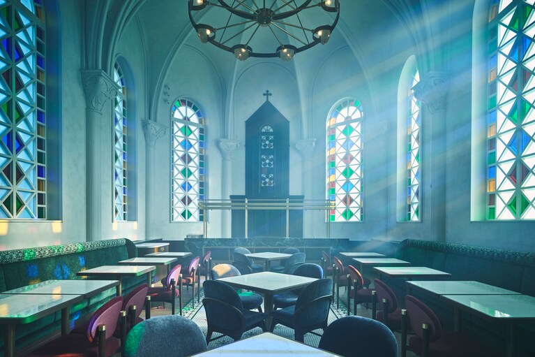 ステンドグラスが美しく煌めく聖堂レストラン「Restaurant Cathedréclat（レストラン カテドレクラ）」の店内。