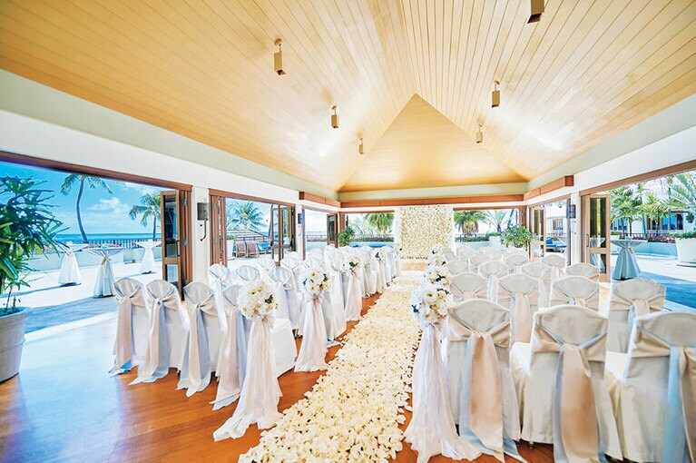 海を望むヴァージンロードには花が敷き詰められて。