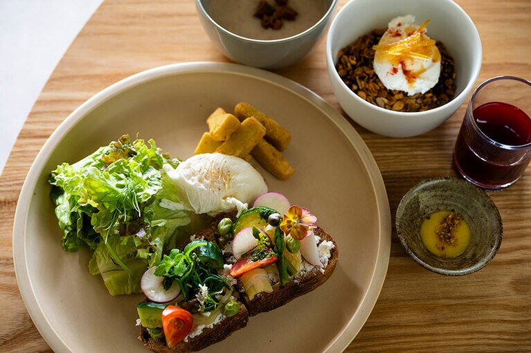 地元の野菜をふんだんに使った朝食メニュー。