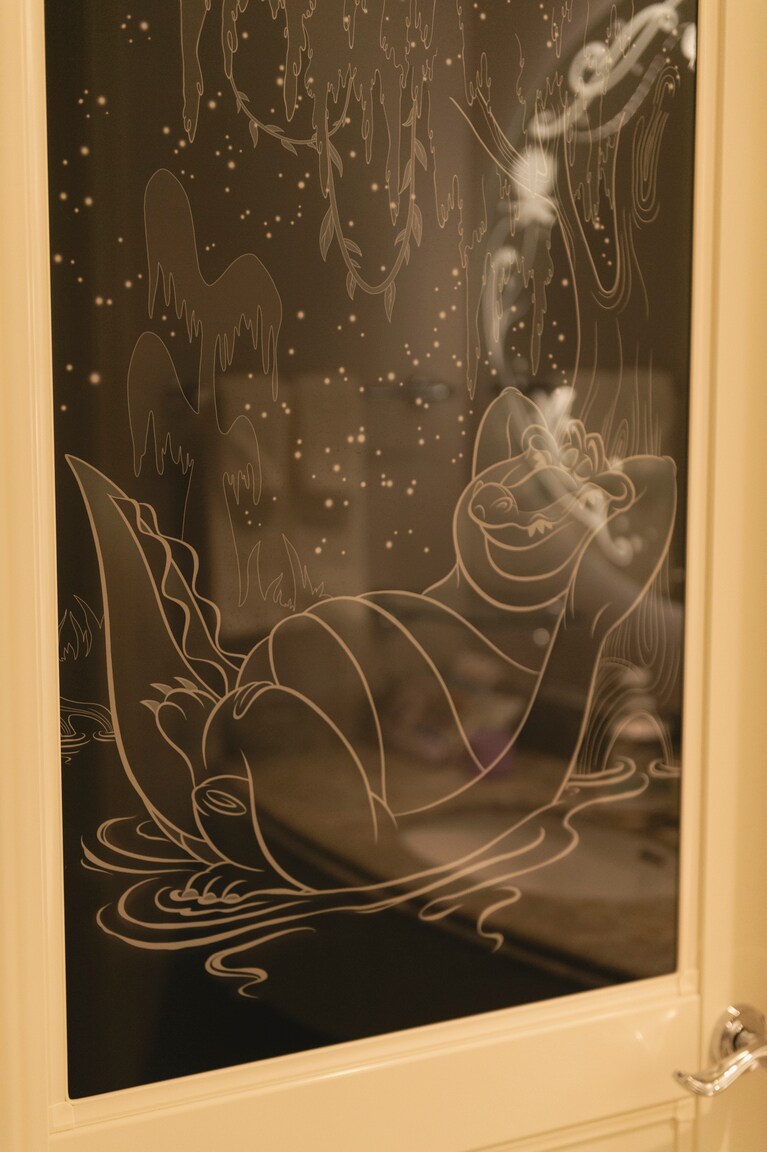 バスルームのドアにもキャラクターが描かれている。