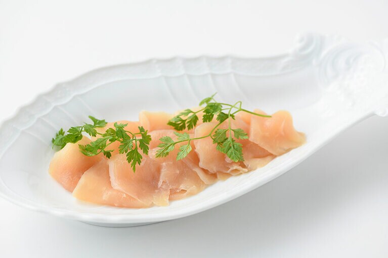 【鹿児島県】ナンチクの「黒さつま鶏の生ハムスライス」1,000円(50g)。