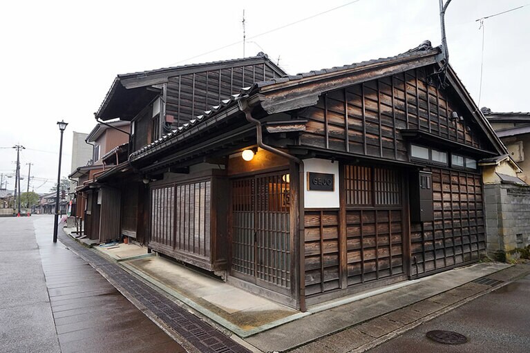 木造平屋建ての小さな古民家。キッチンは隣の棟にある。