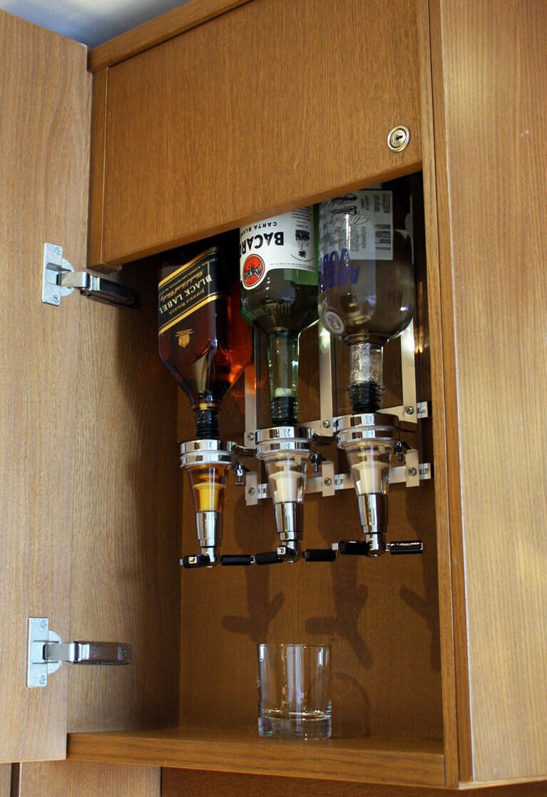 扉を開けてまずはテキーラを一杯、も無料。