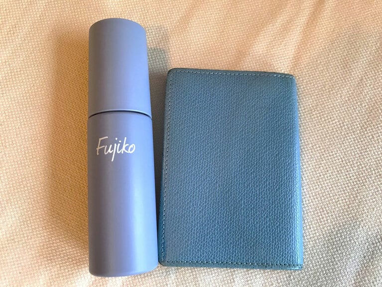 直径30mm×高さ124mm（プチプラ美調べ）とコンパクトサイズでシンプルな容器なので、バッグのポケットなどにも入りやすく携帯もしやすい。名刺入れと比べてもこのサイズ。