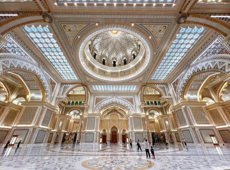 巨大な「大ホール」では、歩いている人が米粒のように見える。天井にあるドームは、直径37メートル、高さは60メートル。煌びやかな装飾がまぶしい。