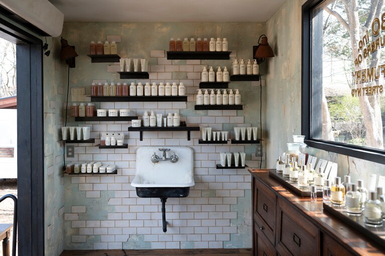 ゆったりとした空間の店内は「ル ラボ 渋谷パルコ店」と同じ広さ。