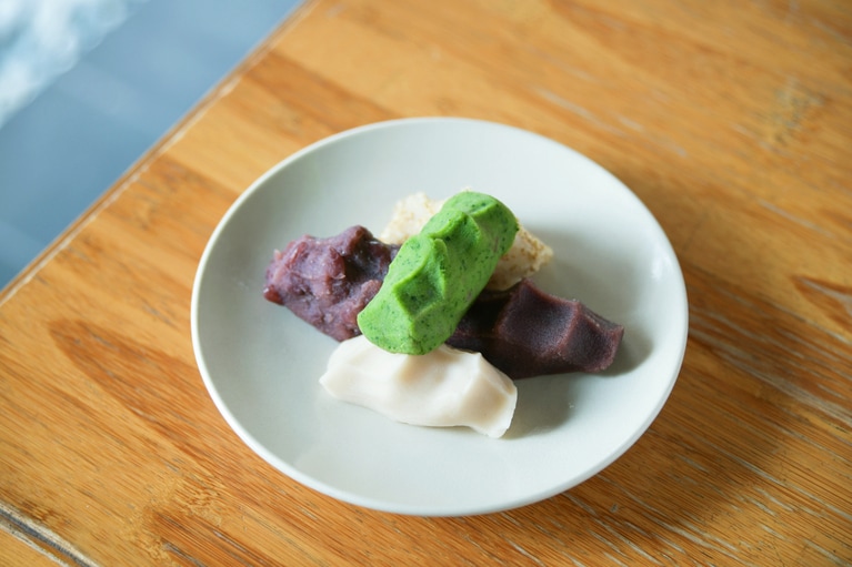 「高麗餅」（粒あん、こしあん、白あん、抹茶あん、胡麻あん）はお茶がついて800円。