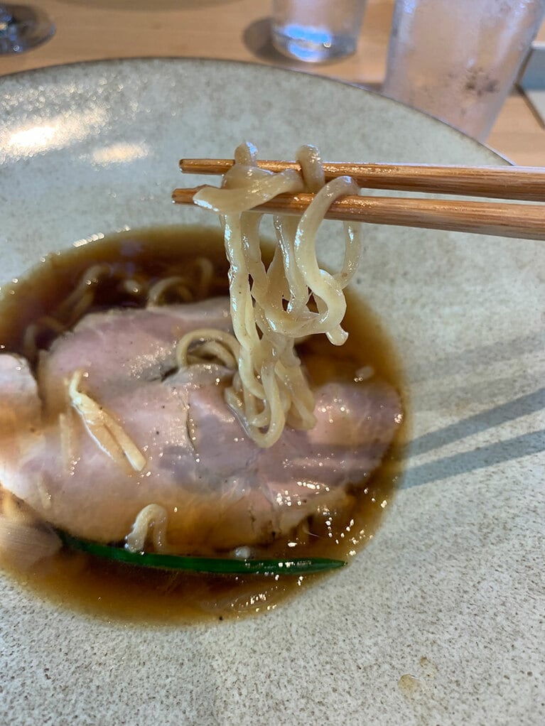 自家製麺はもっちりとした食感。食べ応えがあります。