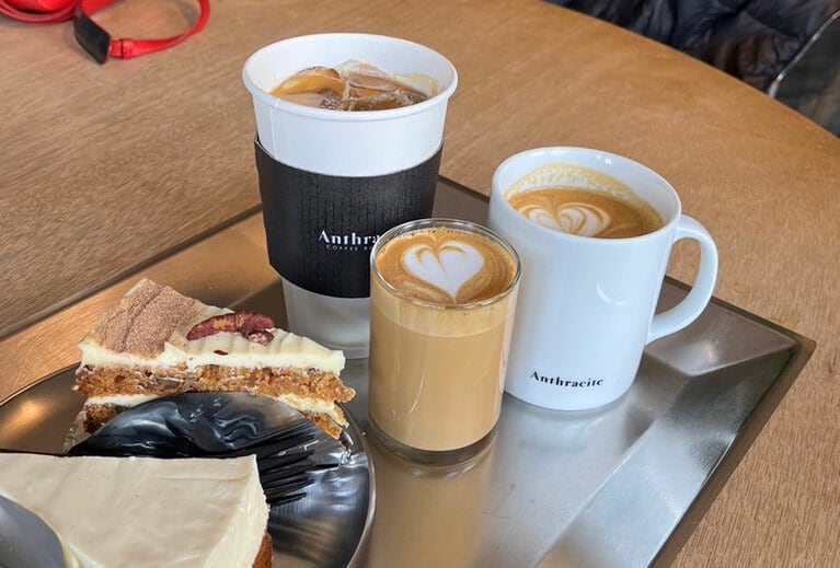 濃厚ラテに合うケーキや焼き菓子も。