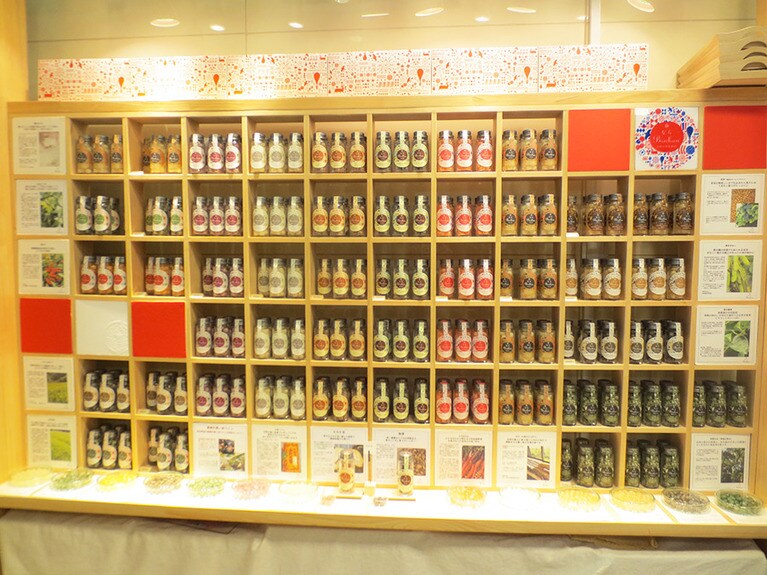 店内。商品がずらりと並んだ棚。