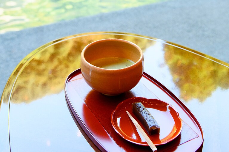 到着時、ロビーラウンジでサービスされる抹茶にホッとひと息。