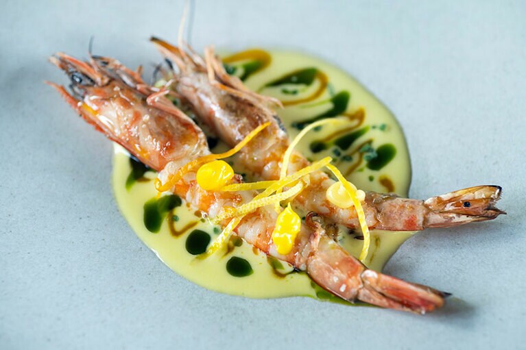 ウラウズベク地区産ブルーテールエビグリルの柑橘ソース。エビの甘みにうっとり。マンダリン、オレンジ、レモンの3種の柑橘類とオリーブオイルを合わせたソースが爽やか。