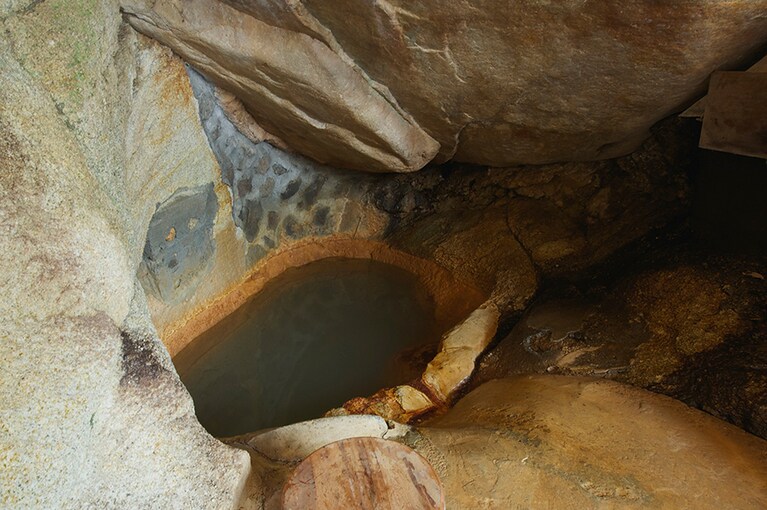 不老閣［山梨／増富ラジウム温泉］天然岩風呂。