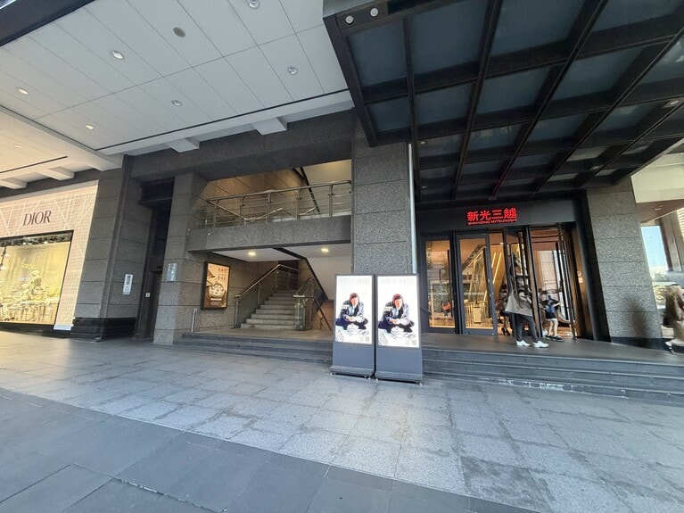 こちらが、鼎泰豊A4店が入る「新光三越信義新天地A4館」の入り口。