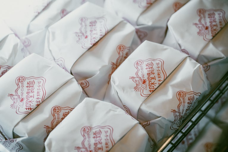 餃子の皮はパッケージが愛らしく、手土産にも人気。