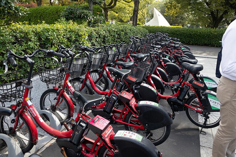 レンタルするのはこちらの赤い色が目印の電動自転車。