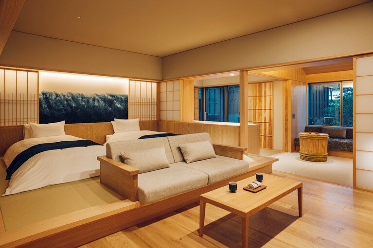 木のぬくもりに藍が映える和モダン空間。