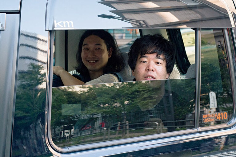 No.2「見送られている気がしてくる」。撮られた人：宮下草薙 草薙さん、かが屋 賀屋さん。