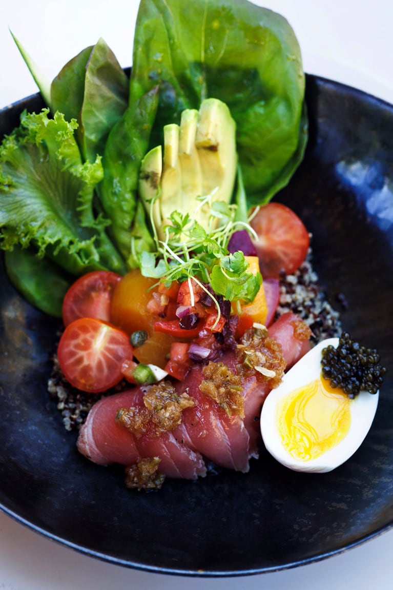 “マグロのたたきサラダ” 28ドル。