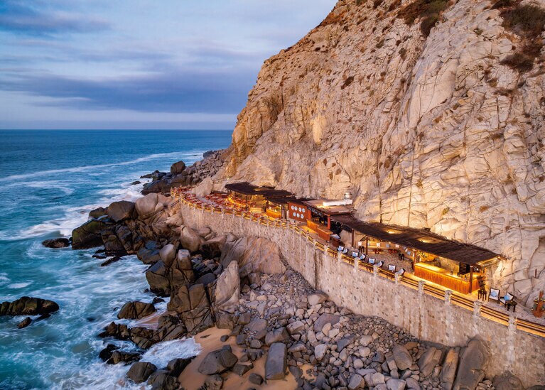 断崖に寄り添うレストラン「エル･ファラヨン」。