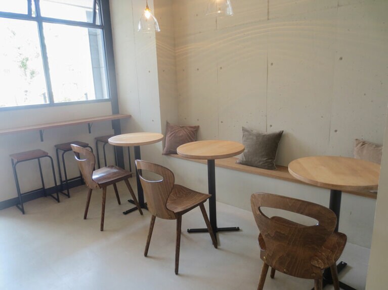 店内のイートインスペースは、テーブル3卓、カウンター3席。お店の外にテーブル2卓とベンチあり。