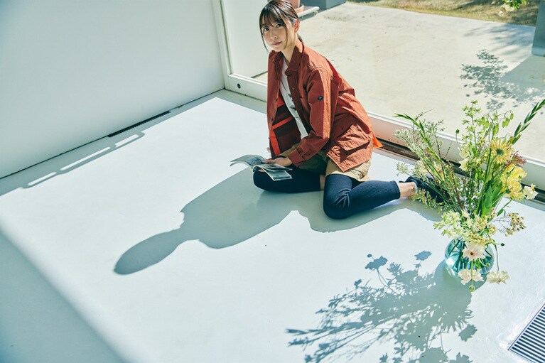 シャツとTシャツにはフィンランドを代表するアーティスト「テーム・ヤルヴィ」が書き下ろしたイラストをプリント。北欧の自然や動物たちを表現した彼の墨絵は、繊細かつ力強いタッチが魅力だ。ボディには、生産過程で二酸化炭素の排出を抑えたテンセルモダール繊維「BIOGRACEⓇ」にコットンをブレンドした素材を使用し、より柔らかいタッチを実現した。シャツ 28,600円、Tシャツ 9,900円。