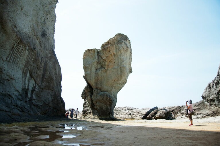 こちらも角度によって如来の横顔に見える「如来の首」。(C)佐井村観光協会