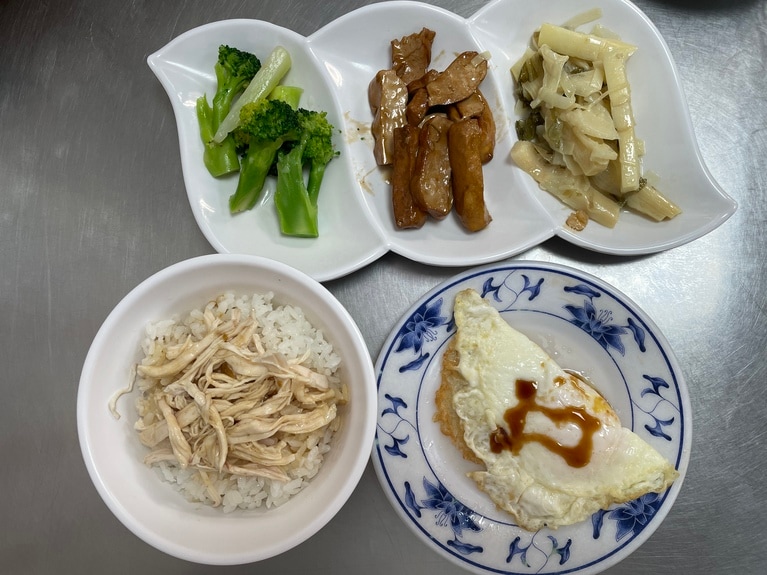 付け合わせの惣菜は日によって異なる場合があります。この日は、ブロッコリー、メンマ、干し豆腐の煮物をチョイスしました。