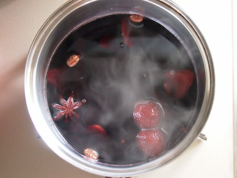 (3) 弱火で30分ほど煮て、スパイスの香りがワインに移ったら火を止めます。