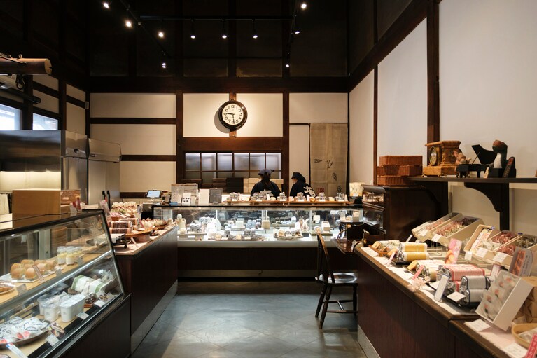 定番人気商品の栗のテリーヌはじめ、さまざまな商品が並ぶ店内。季節ごと変わる商品、新商品もあるので定期的に要チェック。