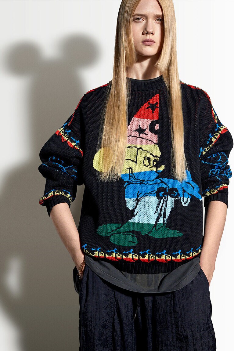 ニット 163,900円、中に来たTシャツ 60,500円。©Disney