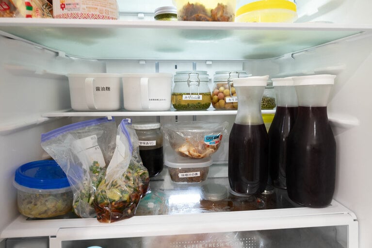 冷蔵庫の中には手作り調味料がぎっしり。これらは宿泊者が自由に使うことができる。