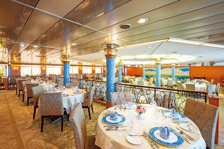 海の豊穣を描いた大きな信楽製陶板画が華やかなメインダイニング「瑞穂」。