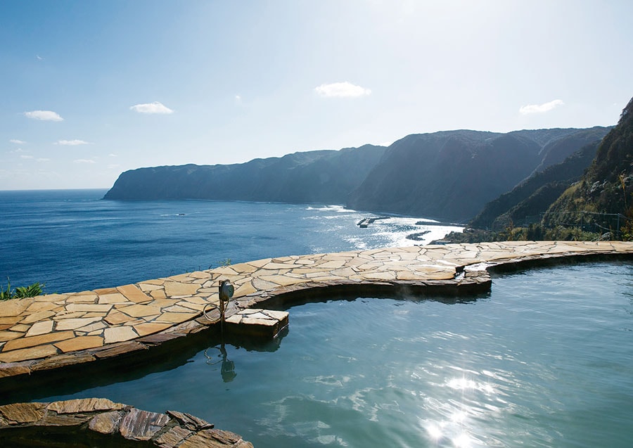 八丈島には足湯も含め7つの温泉が。末吉温泉「みはらしの湯」の露天風呂からは、昼は大海原、夜は満天の星空が楽しめる。