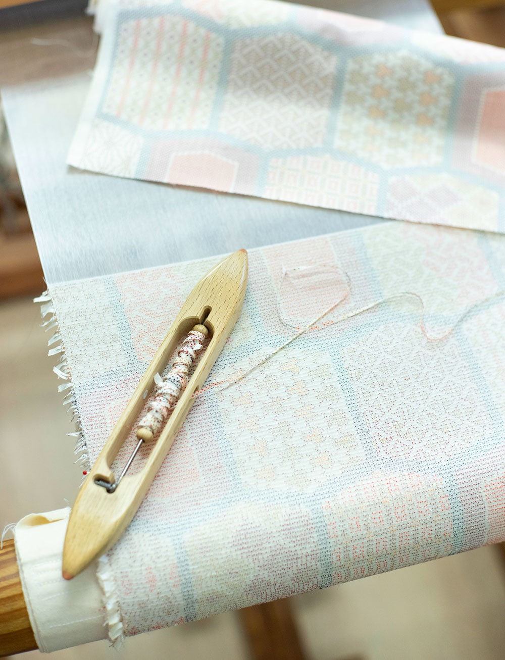 裁断した古い大島紬を緯糸にし、新たに織り直すことで誕生する奄美布。
