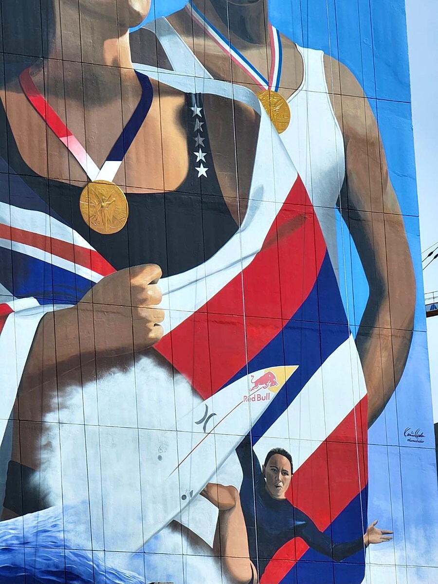 オリンピックサーフィン女子の初代金メダルに輝いたのが、ハワイ出身の選手であったことは、デューク氏もさぞかし喜んでいることでしょう。