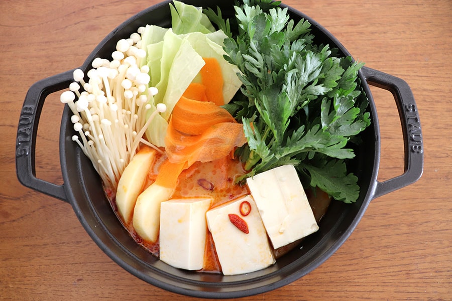 スープに野菜と豆腐を入れて煮て、あとはお肉を加えるだけ。本当にあっという間にできる！