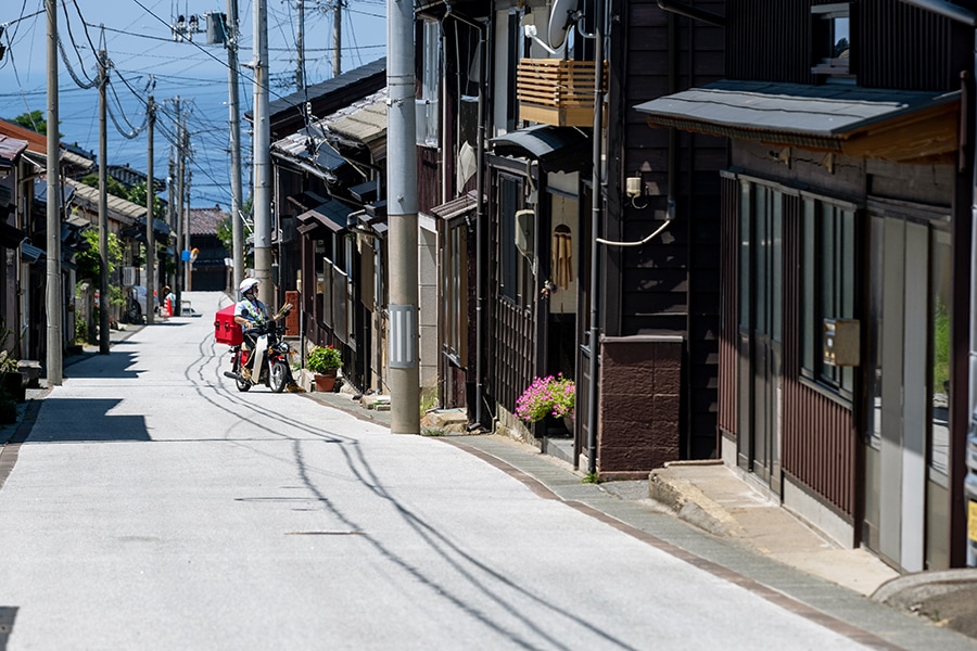 江戸時代の面影残る風情ある坂道。佐渡奉行所や散策で人気の京町通りには、古民家をいかしたカフェやレストランが点在。