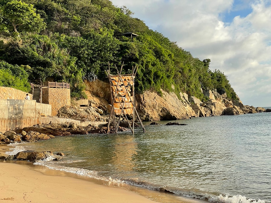 南竿島仁愛集落の仁愛ビーチにある「風の塔」。祖先たちが風に乗って航海し、ここに錨を下ろしたことを表現。布は村人たちが土で染めたもの。